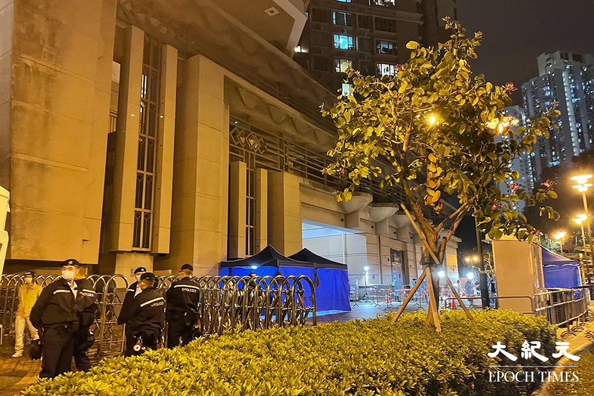 一名43歲巴基斯坦裔女子全家確診，據悉兒子的同學亦初步確診，政府今晚於他居住的東涌映灣園一期賞濤軒第1座封區強檢。（卓相如／大紀元）