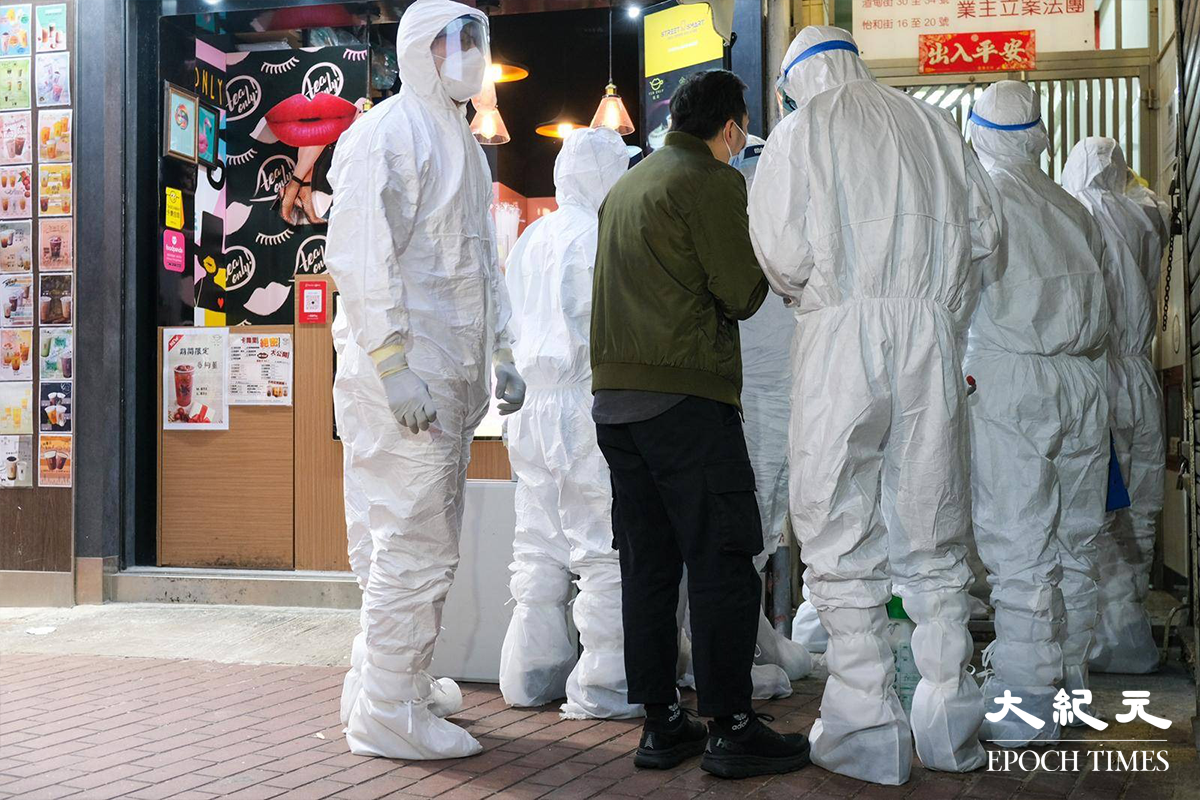 穿著全套白色保護裝備的漁護署工作人員，於下午5時30分抵達銅鑼灣渣甸街涉事寵物店 Little Boss 外，警方派出警員在場戒備。（朱寶生／大紀元）
