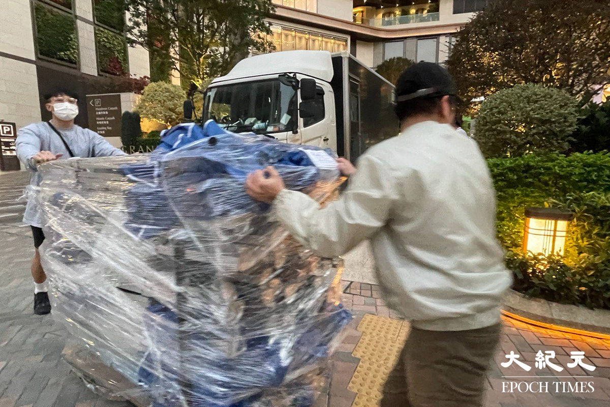 政府於傍晚6時30分行登憲報後，工作人員開始在觀塘協和街33號凱匯屋苑範圍內搭建帳篷準備。（卓相如／大紀元）