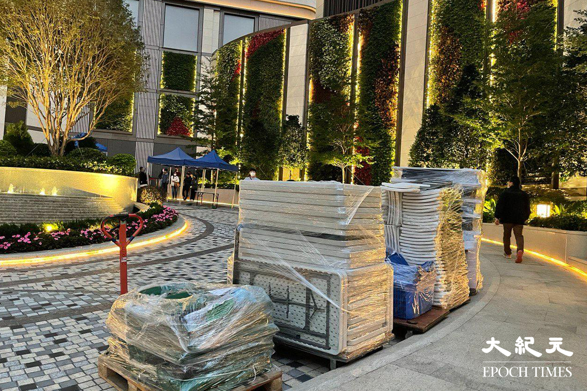 政府於傍晚6時30分行登憲報後，工作人員開始在觀塘協和街33號凱匯屋苑範圍內搭建帳篷準備。（卓相如／大紀元）