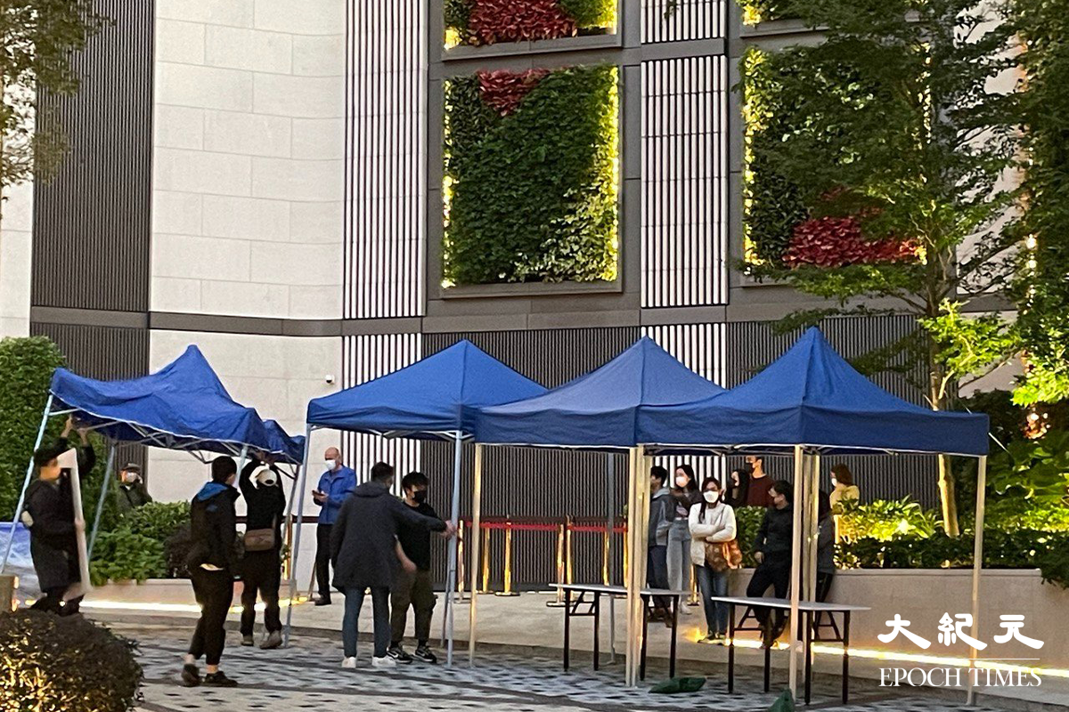 政府於傍晚6時30分行登憲報後，工作人員開始在觀塘協和街33號凱匯屋苑範圍內搭建帳篷準備。（卓相如／大紀元）
