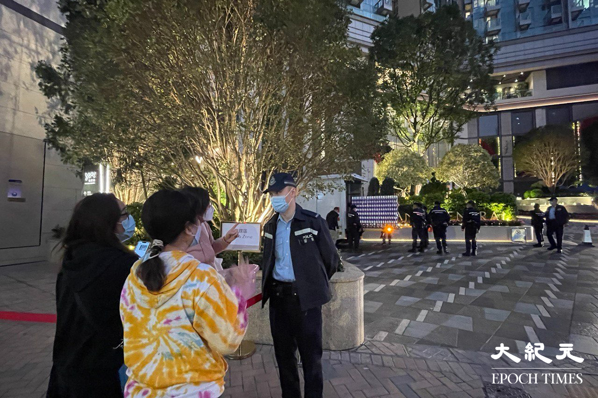 政府於傍晚6時30分行登憲報後，工作人員開始在觀塘協和街33號凱匯屋苑範圍內搭建帳篷準備。（卓相如／大紀元）