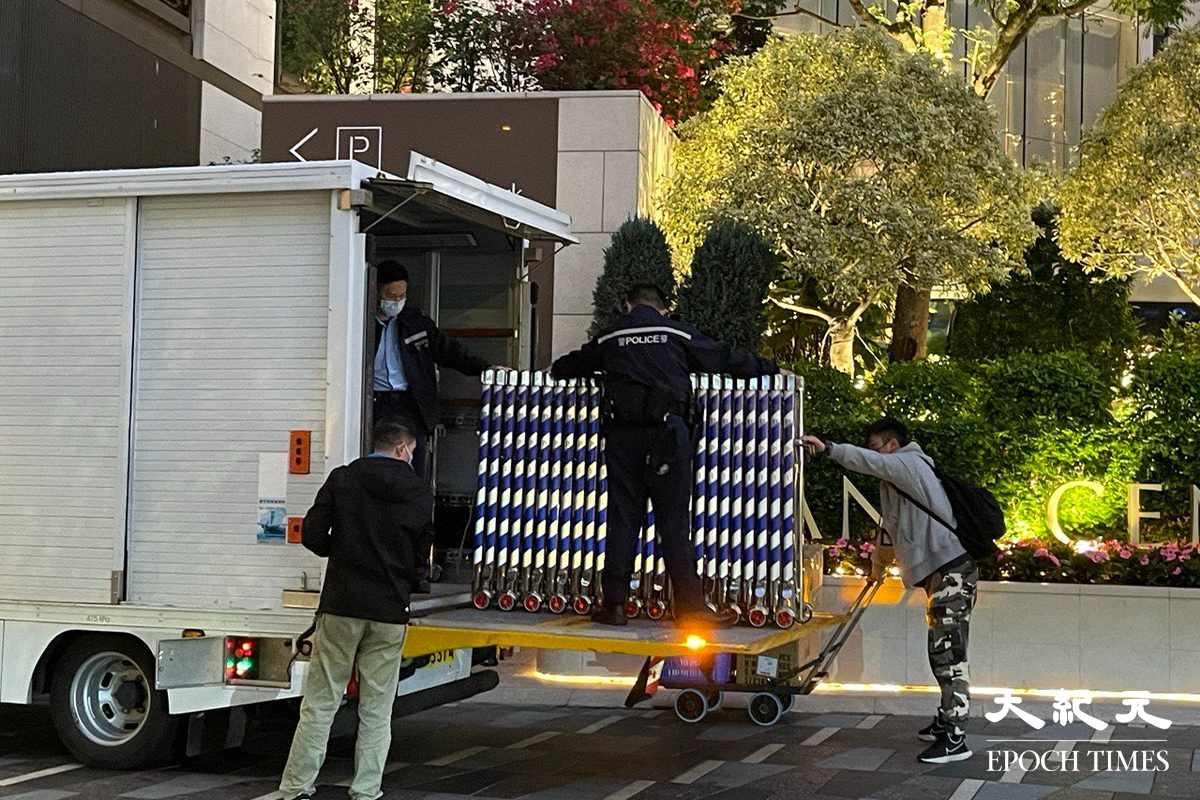 政府於傍晚6時30分行登憲報後，工作人員開始在觀塘協和街33號凱匯屋苑範圍內搭建帳篷準備。（卓相如／大紀元）