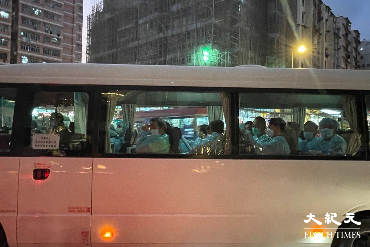 政府於傍晚6時30分行登憲報後，工作人員開始在觀塘協和街33號凱匯屋苑範圍內搭建帳篷準備。（卓相如／大紀元）