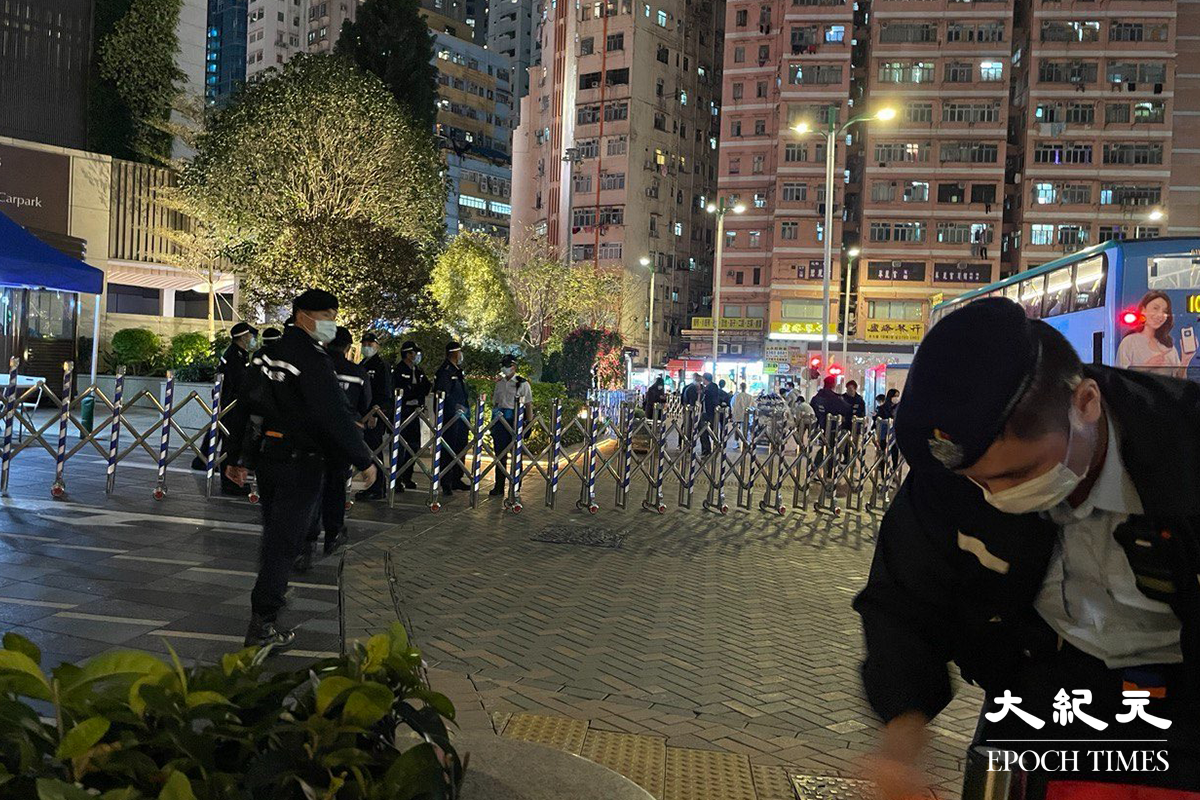 政府於傍晚6時30分行登憲報後，工作人員開始在觀塘協和街33號凱匯屋苑範圍內搭建帳篷準備。（卓相如／大紀元）
