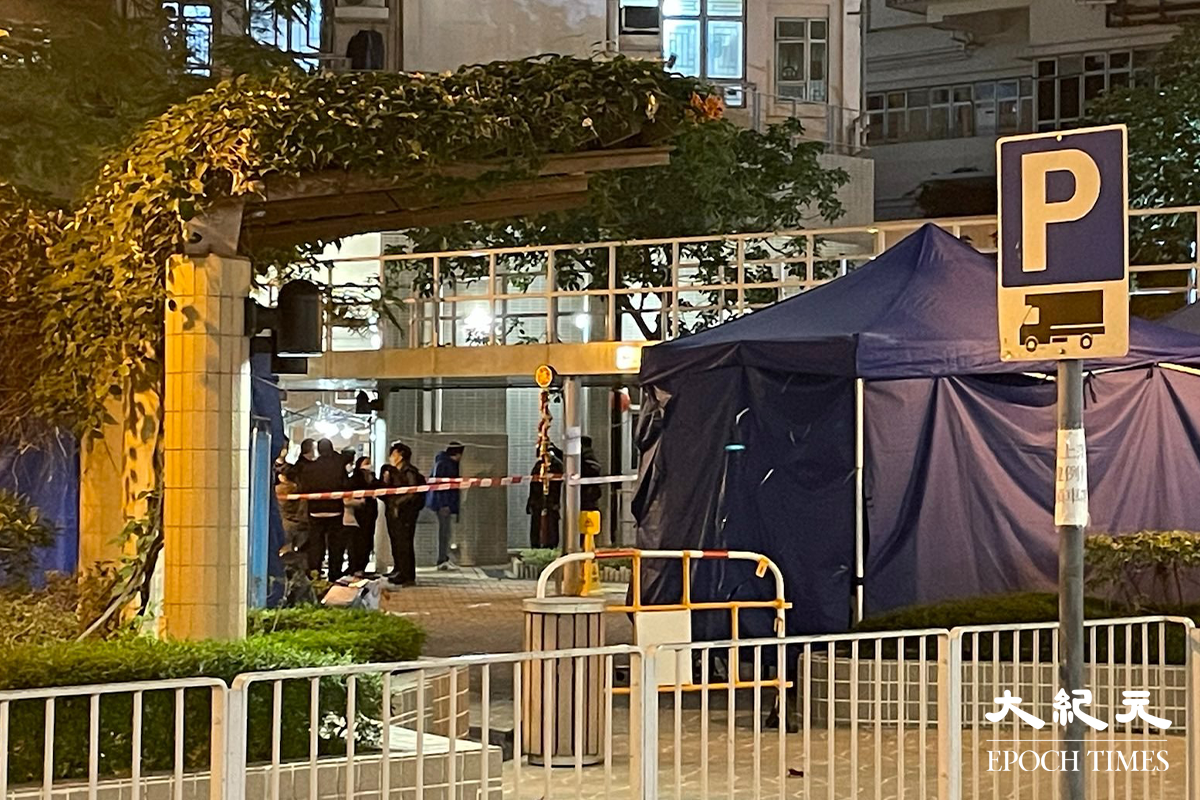 政府晚上7時54分刊登憲報後，大批工作人員進駐長沙灣邨長欣樓對開，有部分更已換上全套保護衣，為稍後居民強檢準備。（卓相如／大紀元）