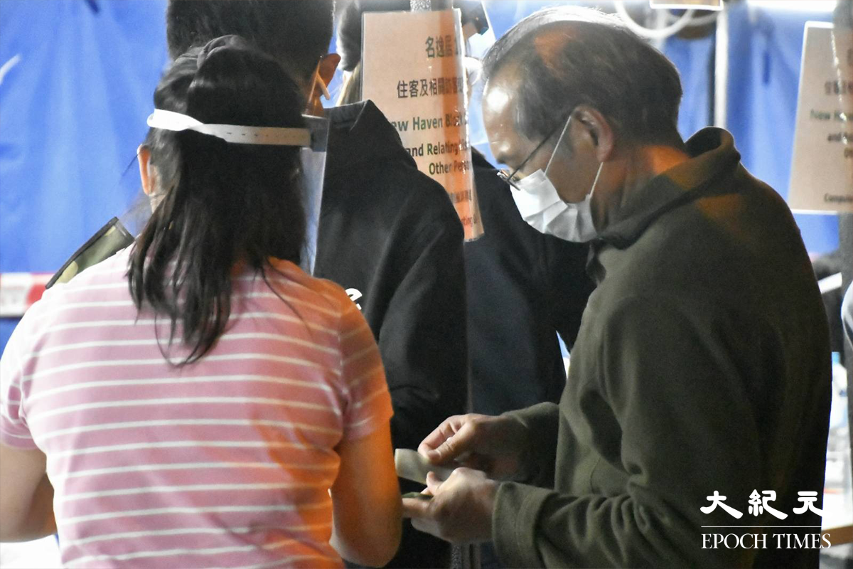 荃灣名逸居第1座居民檢測後登記情況。（麥碧／大紀元）