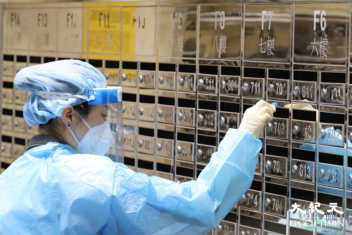 下午5時50分，記者發現有穿著全套保護裝備的工作人員，抵達葵涌邨逸葵樓現場拿取環境樣本。（李辰／大紀元）