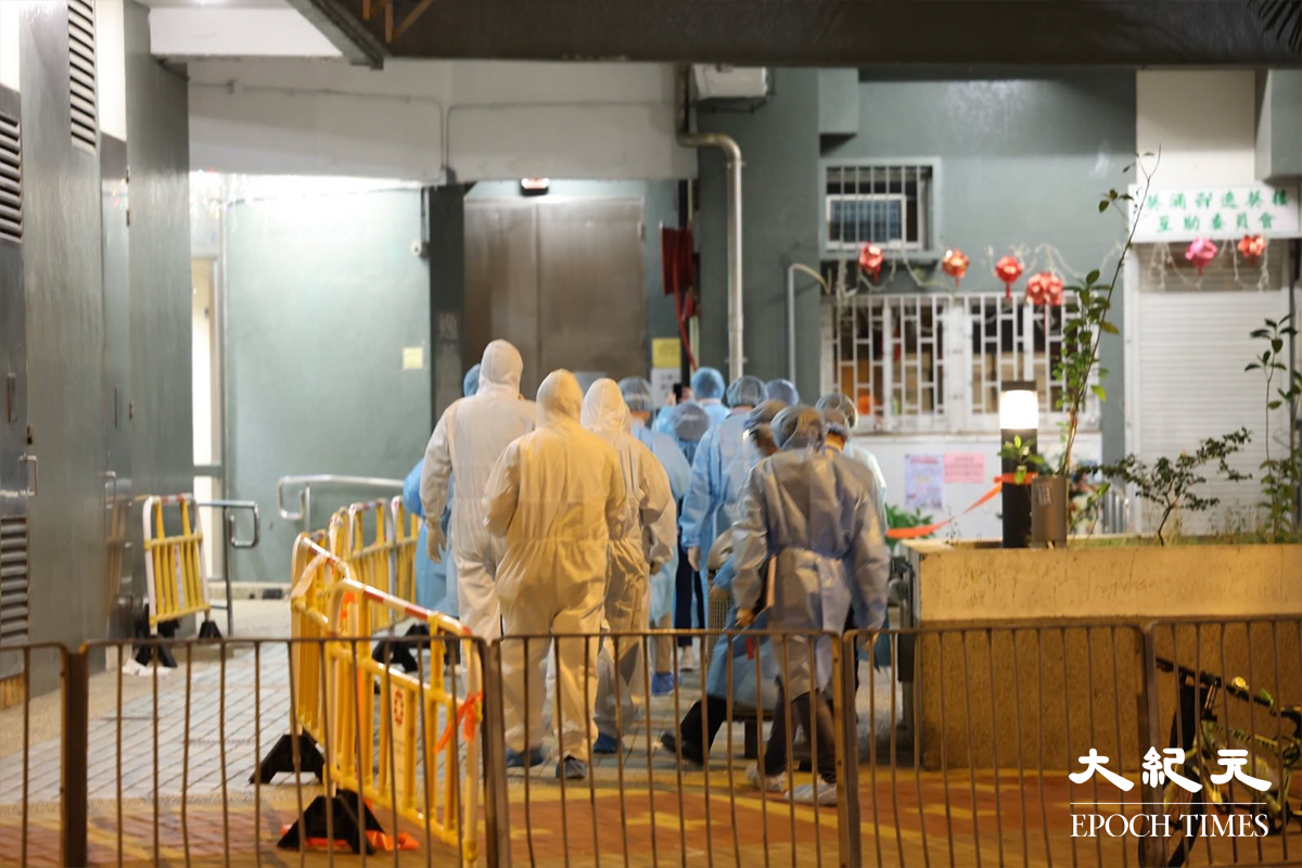 政府專家顧問暨港大微生物學系講座教授袁國勇，於晚上8時45分抵達葵涌邨逸葵樓現場。（李辰／大紀元）
