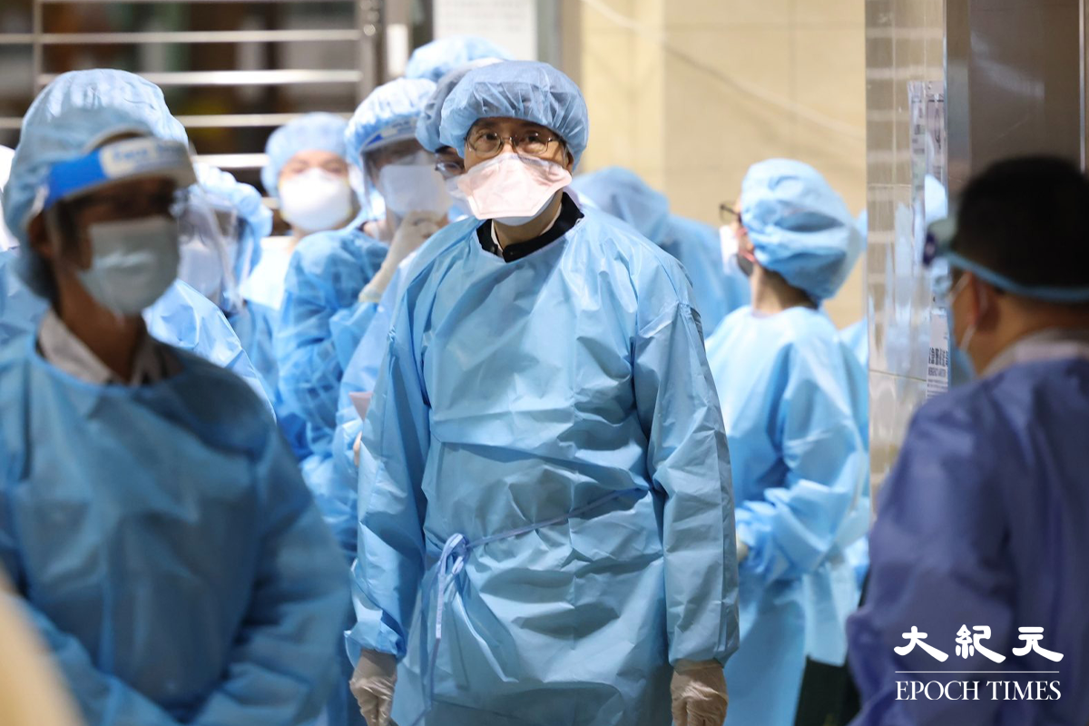 政府專家顧問暨港大微生物學系講座教授袁國勇，於晚上8時45分抵達葵涌邨逸葵樓現場。（李辰／大紀元）