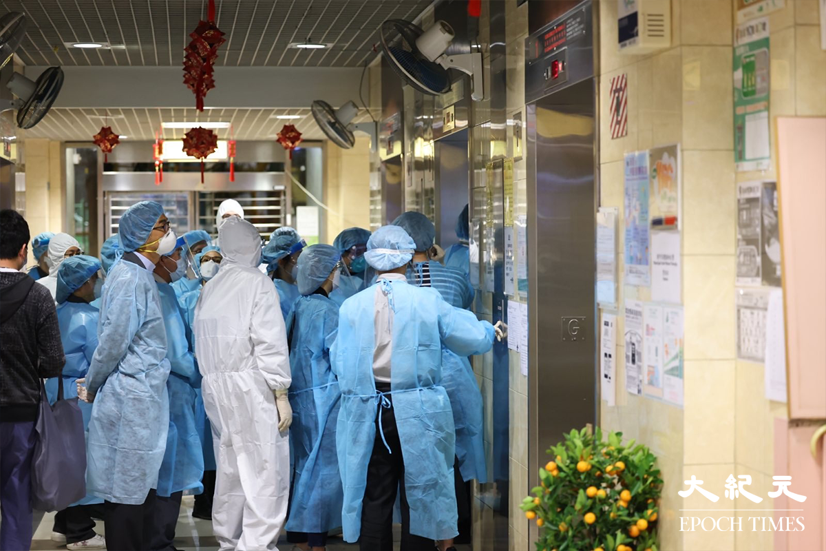 政府專家顧問暨港大微生物學系講座教授袁國勇，於晚上8時45分抵達葵涌邨逸葵樓現場。（李辰／大紀元）