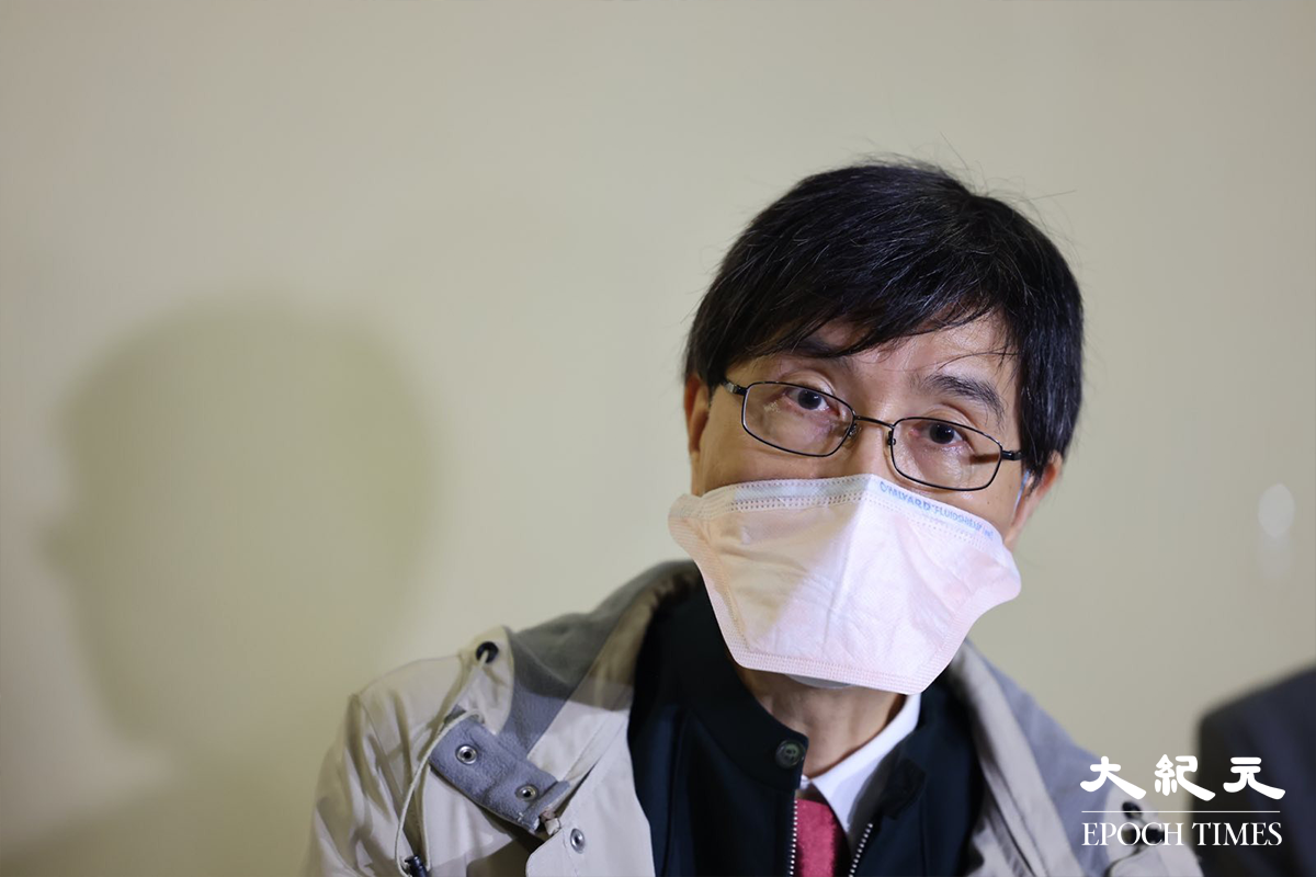 袁國勇教授區家麟醫生以及環保署和房屋署代表見記者。（李辰／大紀元）