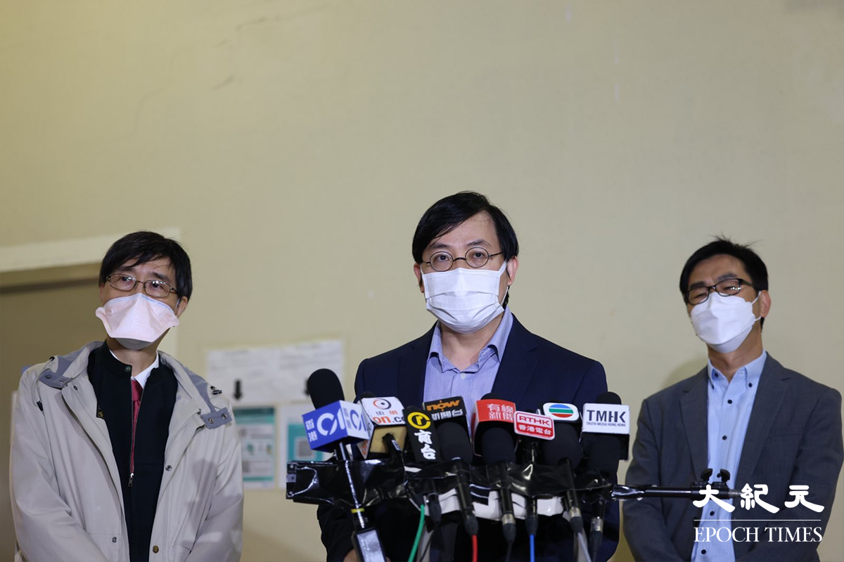 袁國勇教授區家麟醫生以及環保署和房屋署代表見記者。（李辰／大紀元）