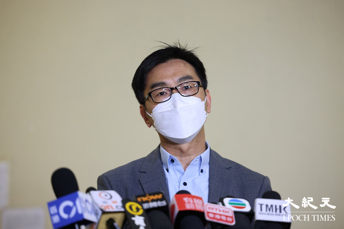 袁國勇教授區家麟醫生以及環保署和房屋署代表見記者。（李辰／大紀元）