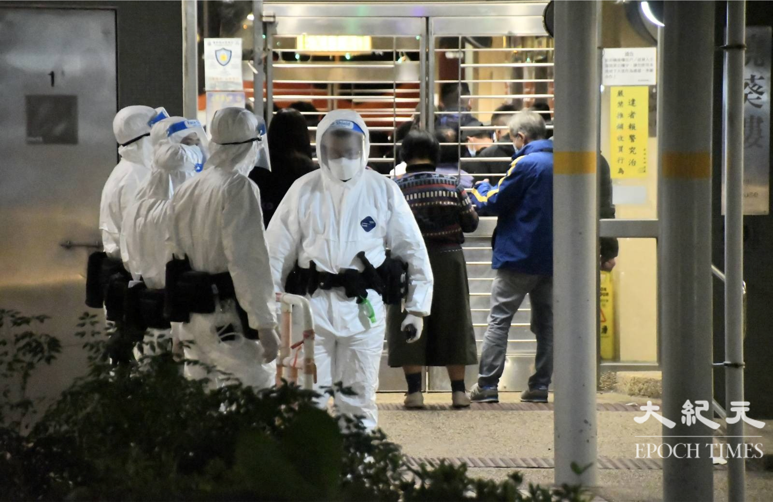 政府今日（23日）表示，上午約9時45分完成曉葵樓、旭葵樓和雅葵樓強制檢測行動。是此行動中共檢查了約1,350名受檢人士的檢測報告，發現曉葵樓和雅葵樓共有約70人未進行強制檢測，已向他們發出強制檢測令。資料圖片。（麥碧／大紀元）