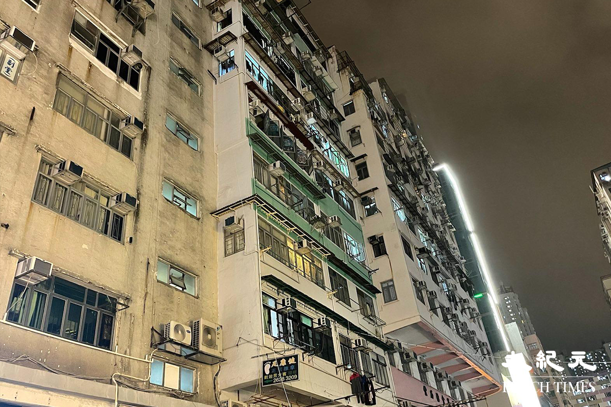 政府於晚上7時30分刊登憲報，將深水埗北河街169-171號慶豐大廈圍封後，大批警員隨即在受限區域外設置封鎖線，限制市民出入。（卓相如／大紀元）