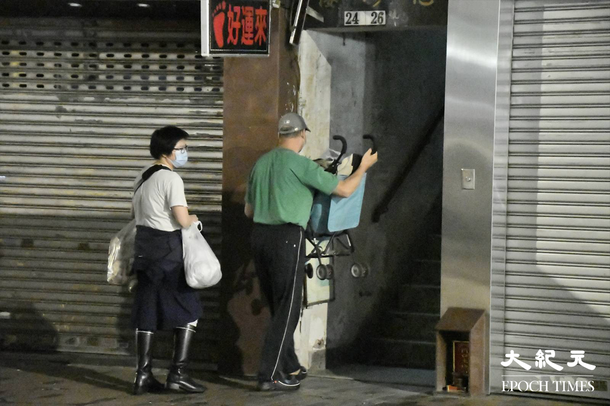 晚上7時30分，有惠珍樓的居民購入大樣食物返回家中作儲備之用。（麥碧／大紀元）