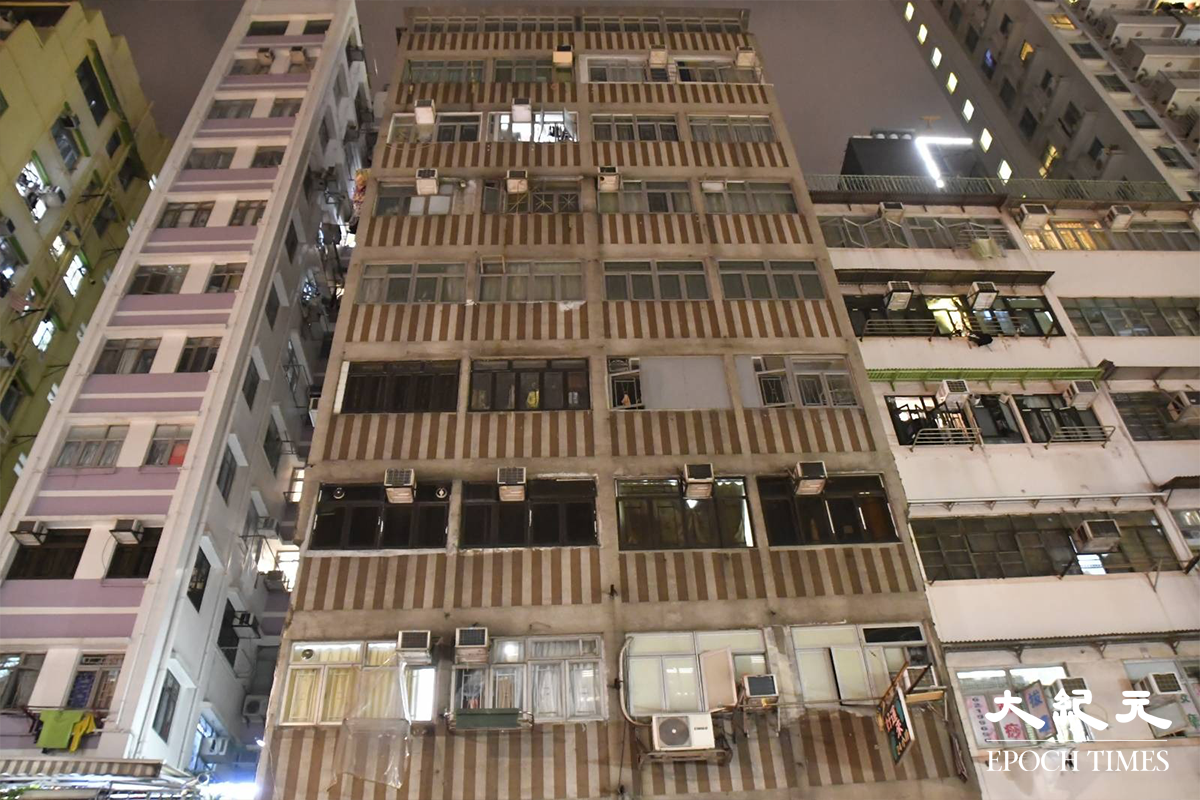 深水埗元州街惠珍樓有一名居民染疫，政府今晚約8時宣布在該大廈封區強檢。（麥碧／大紀元）