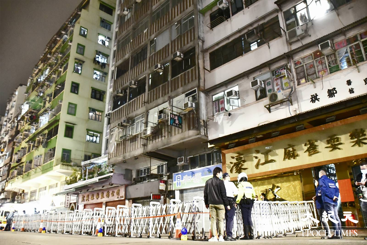 晚上8時01分，政府刊登憲報將元州街24至26號惠珍樓指列為受限區域，隨即大批工作人員在場準備。（麥碧／大紀元）