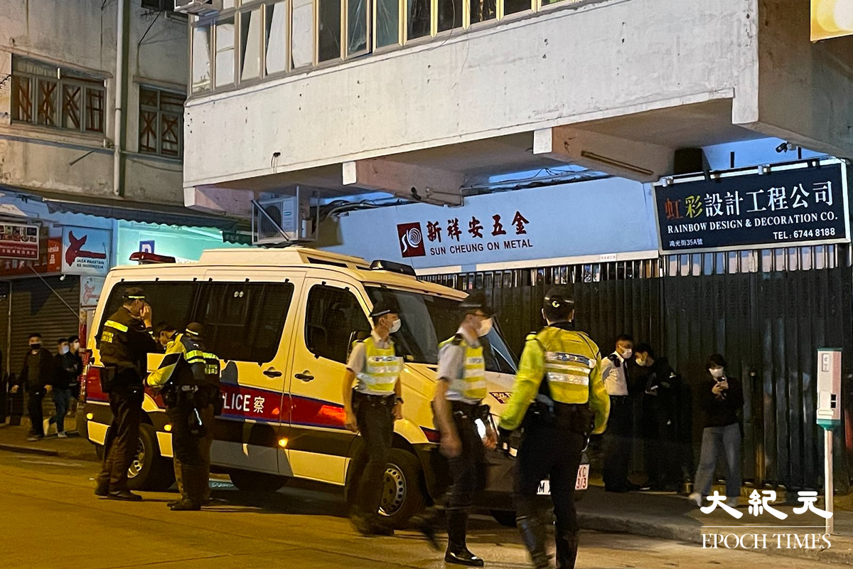 晚上8時17分，大批警員趕到土瓜灣鴻光街35號對開。（卓相如／大紀元）