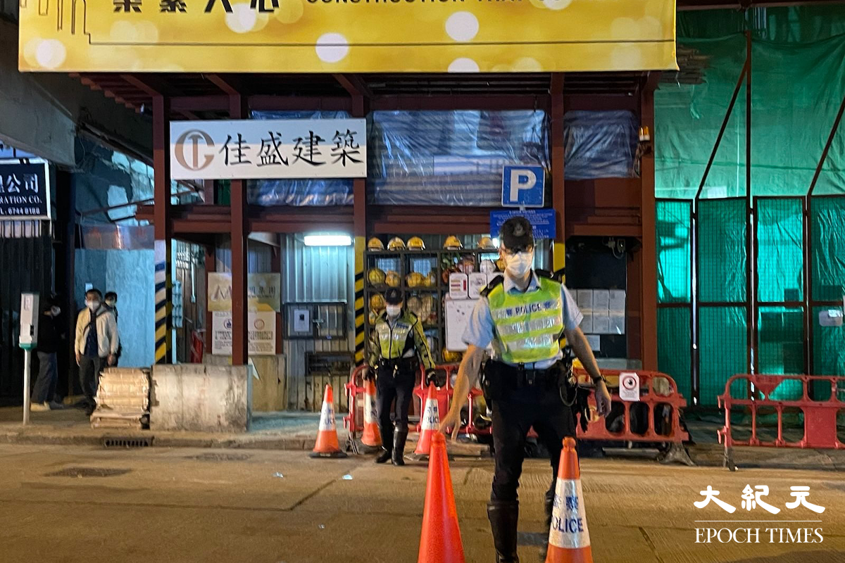 晚上8時17分，大批警員趕到土瓜灣鴻光街35號對開。（卓相如／大紀元）