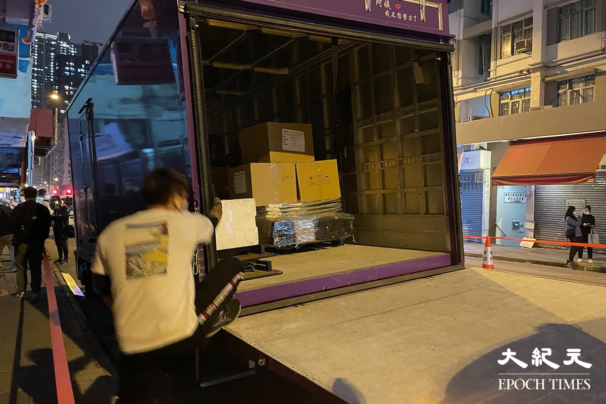 晚上8時30分政府刊登憲報，將土瓜灣鴻光街21、23、25，27、29、31、33及35號指列為受限區域，隨即大批穿著全套保護裝備的工作人員趕抵。（卓相如／大紀元）