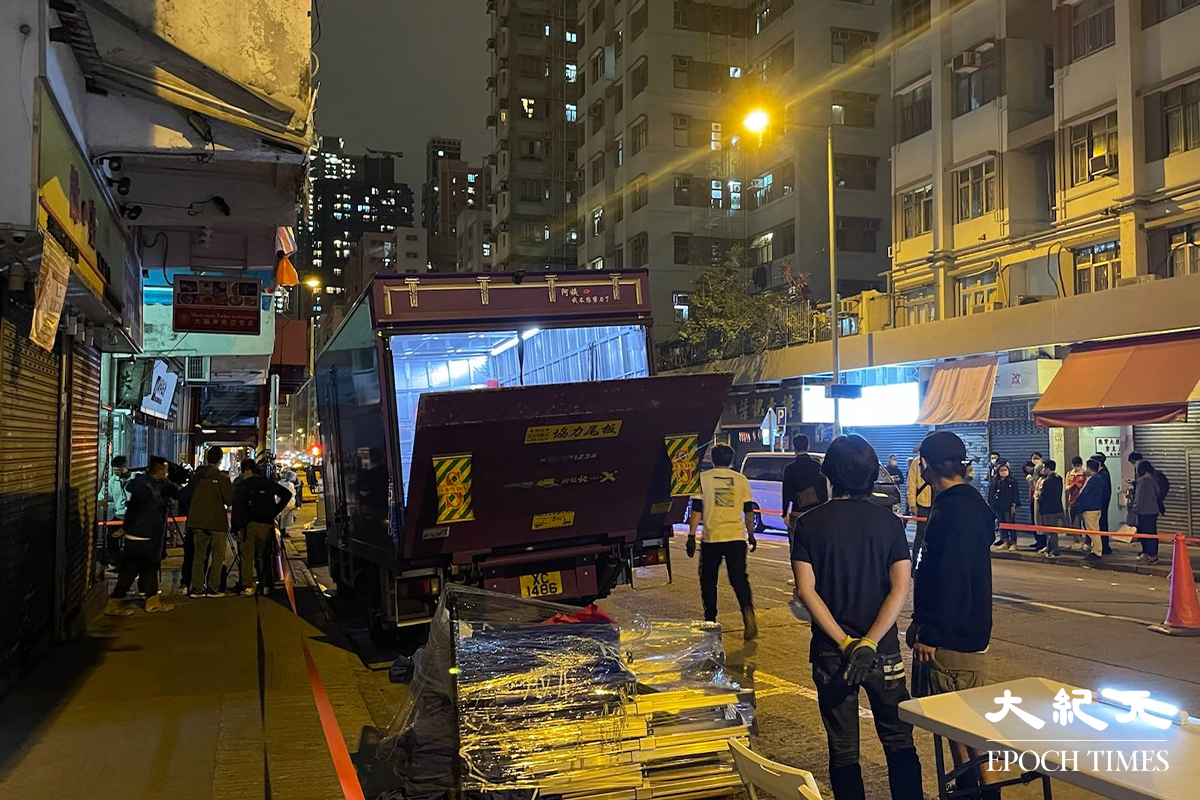 晚上8時30分政府刊登憲報，將土瓜灣鴻光街21、23、25，27、29、31、33及35號指列為受限區域，隨即大批穿著全套保護裝備的工作人員趕抵。（卓相如／大紀元）