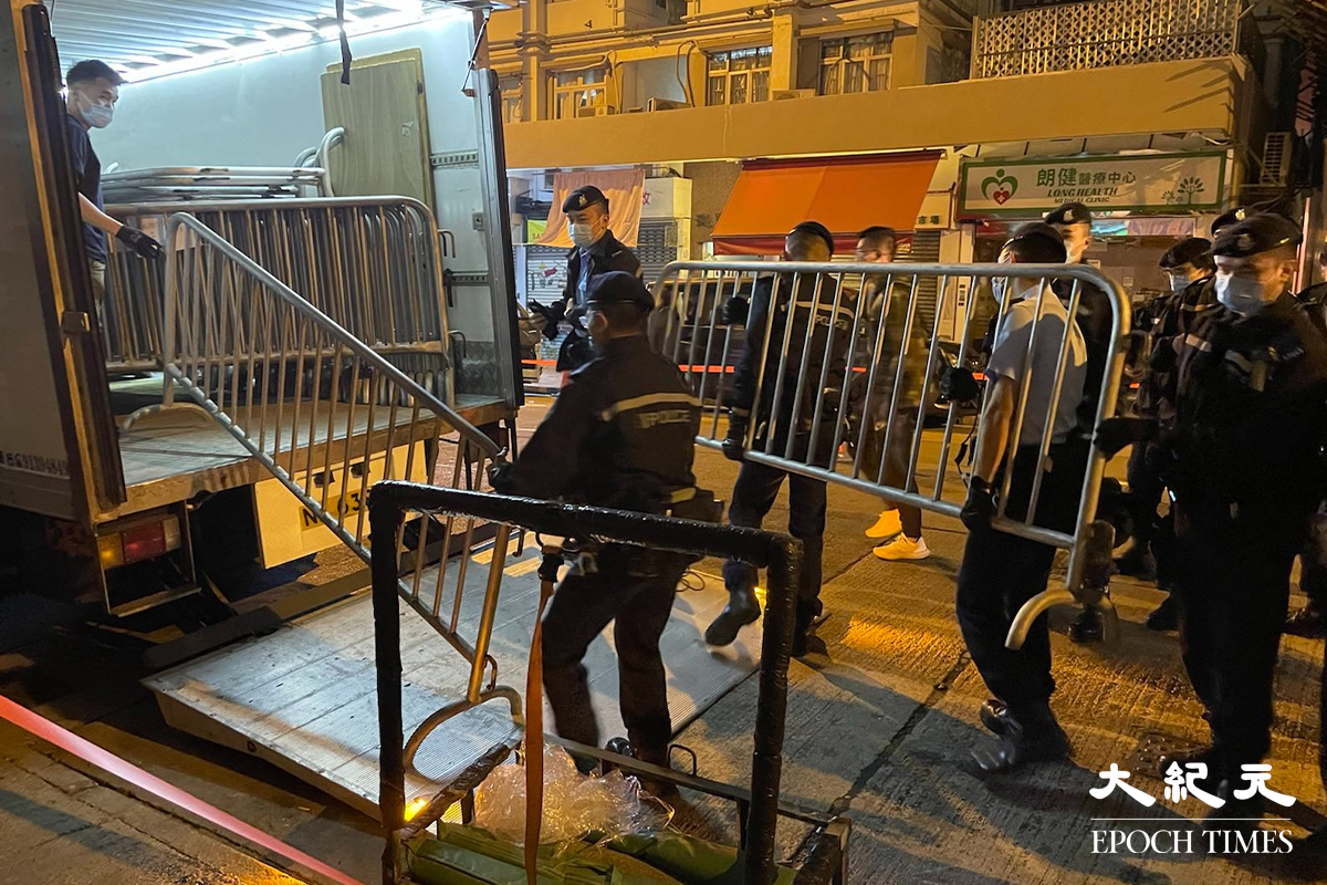 晚上8時40分大批鐵馬抵達土瓜灣鴻光街。（卓相如／大紀元）