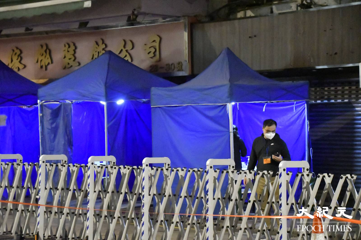 據警方表示，深水埗元州街現場的小型帳篷，是供給在場工作人員及警方離開前檢測作用的。（麥碧／大紀元）