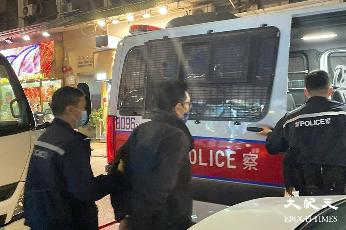 人稱江湖傻人的Tempo哥，被警員以涉嫌勒索報檔兩包香煙拘捕，押返警署扣查。（卓相如／大紀元）