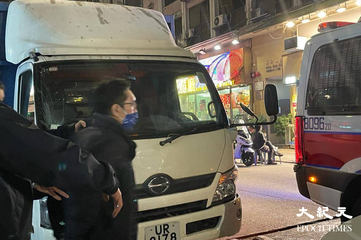 人稱江湖傻人的Tempo哥，被警員以涉嫌勒索報檔兩包香煙拘捕，押返警署扣查。（卓相如／大紀元）