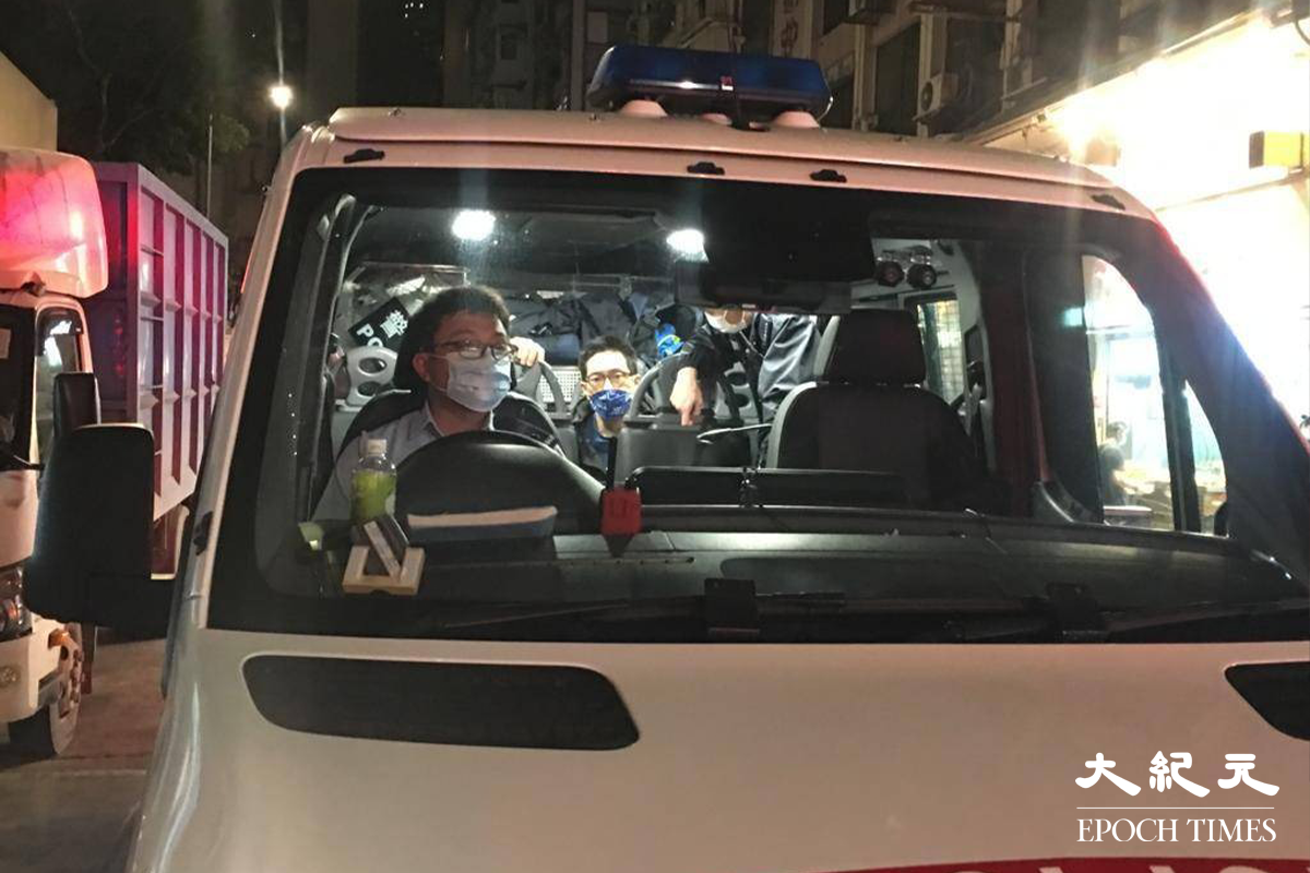 人稱江湖傻人的Tempo哥，被警員以涉嫌勒索報檔兩包香煙拘捕，押返警署扣查。（卓相如／大紀元）