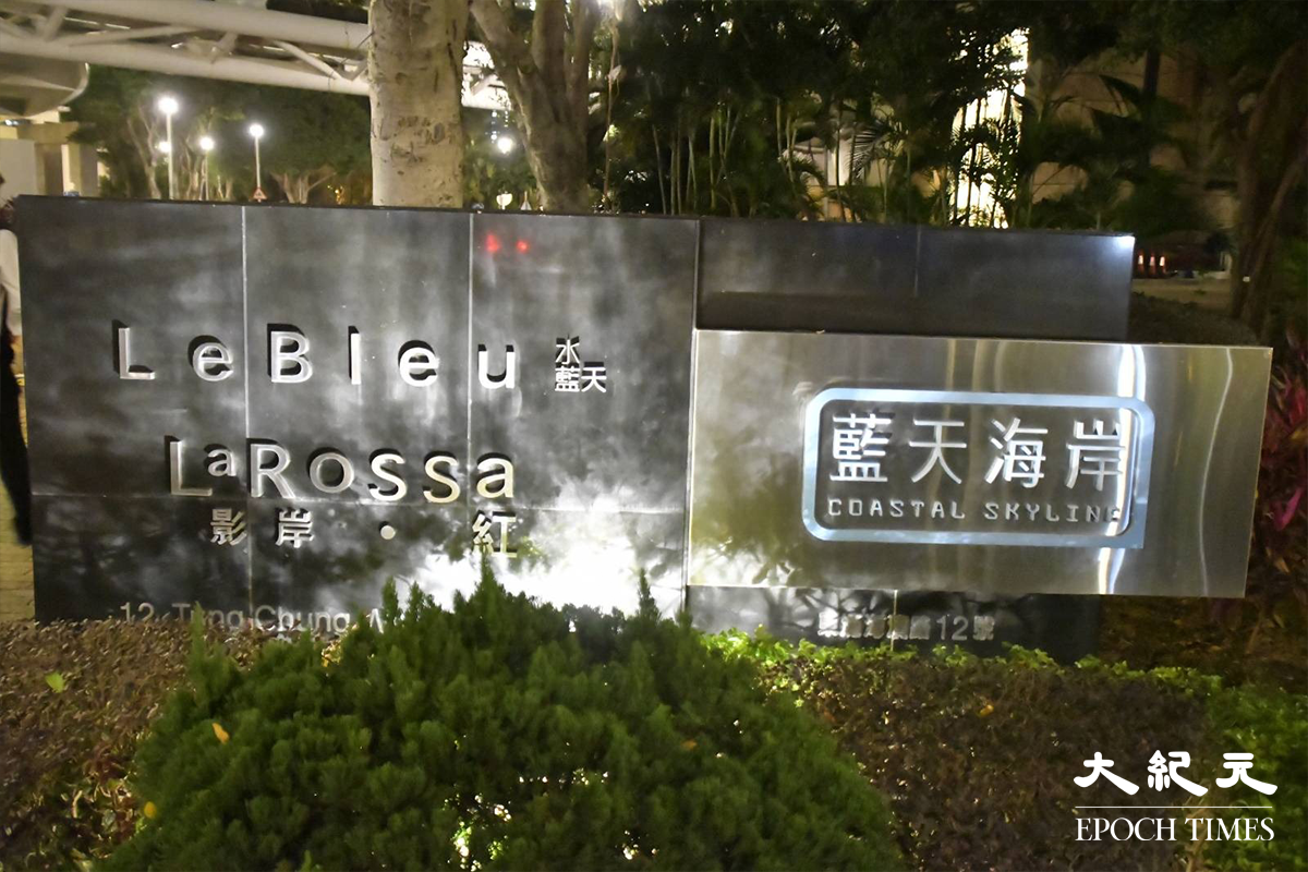 晚上7時30分，陸續有工作人員抵達東涌藍天海岸。（麥碧／大紀元）