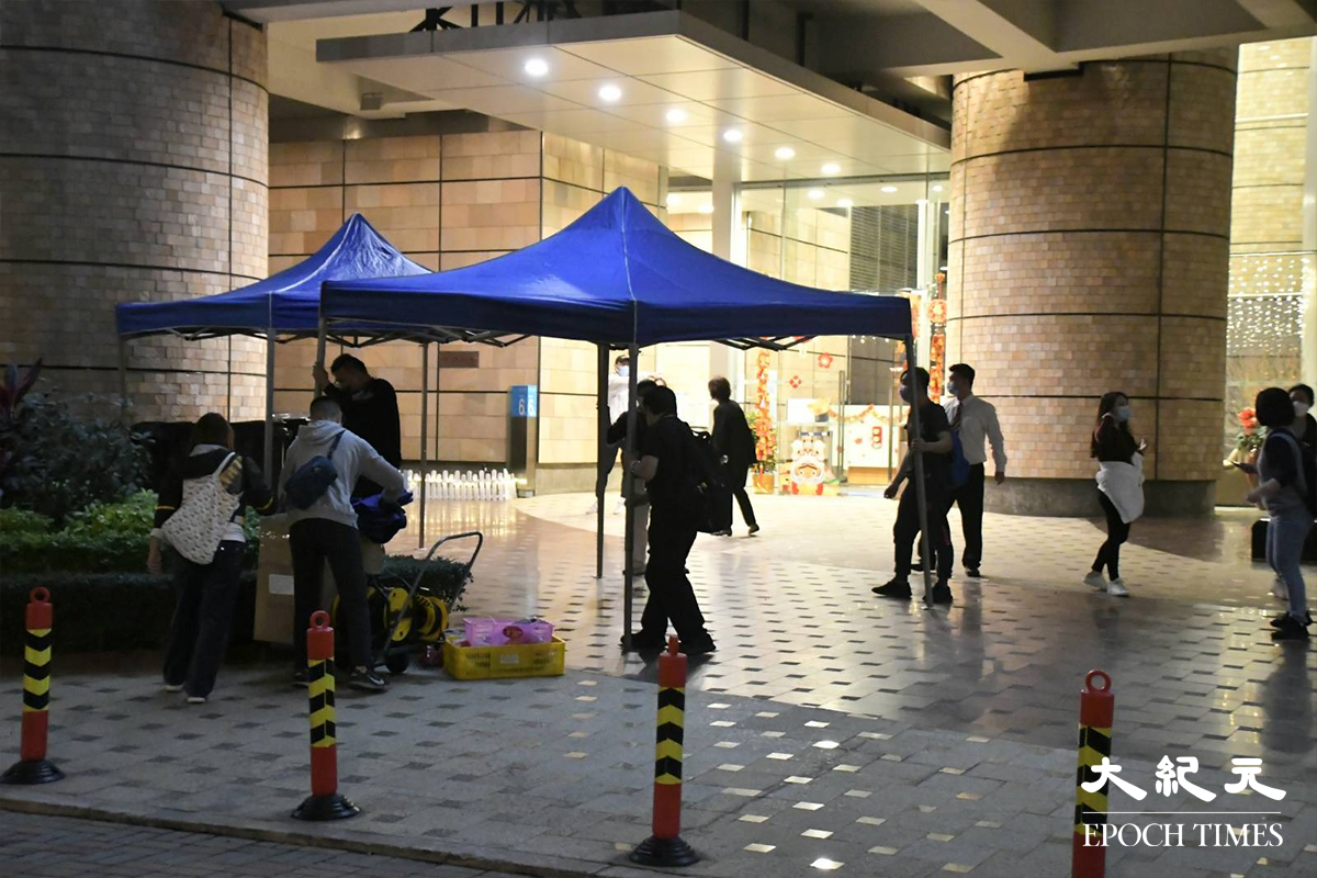 晚上7時30分，陸續有工作人員抵達東涌藍天海岸。（麥碧／大紀元）