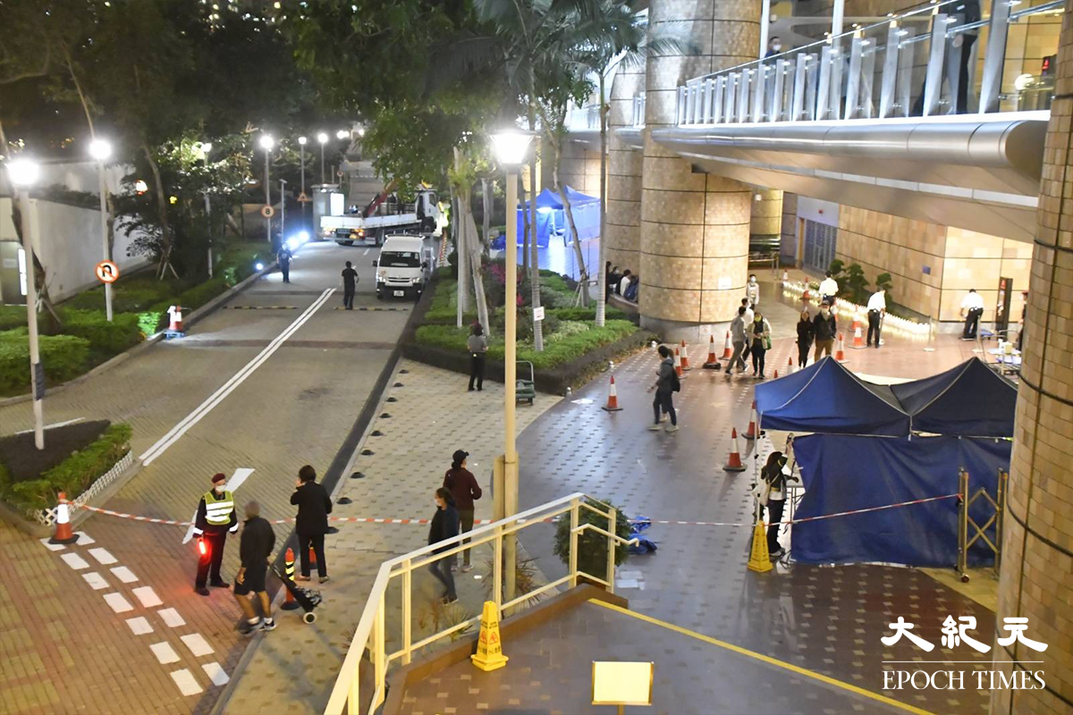 東涌藍天海岸屋苑範圍內的一條行車路，晚上已被封閉，將會改造成A座居民檢測用。（麥碧／大紀元）