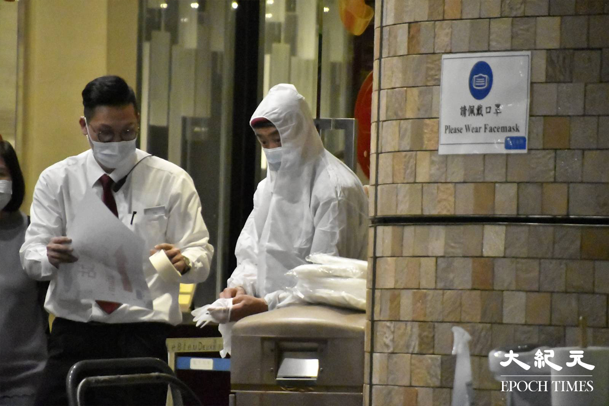晚上8時10分，東涌藍天海岸現場有工作人員，已更換上全套白色保護裝備。（麥碧／大紀元）