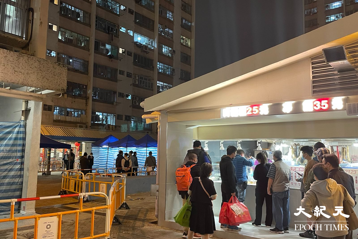 晚上7時55分，彩雲邨長波樓現場。（卓相如／大紀元）