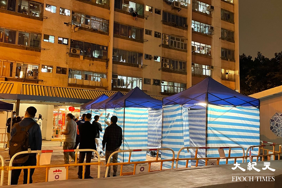 晚上7時55分，彩雲邨長波樓現場。（卓相如／大紀元）