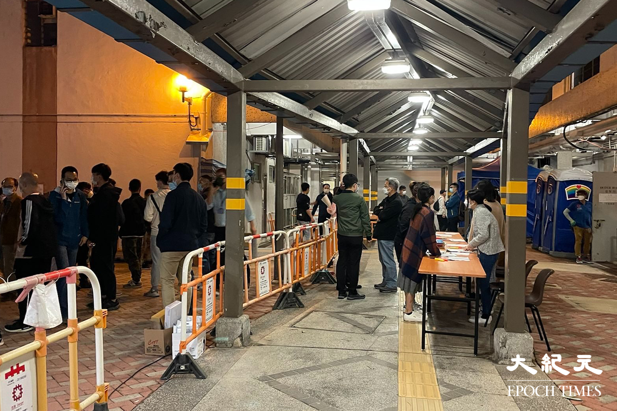 晚上7時55分，彩雲邨長波樓現場。（卓相如／大紀元）