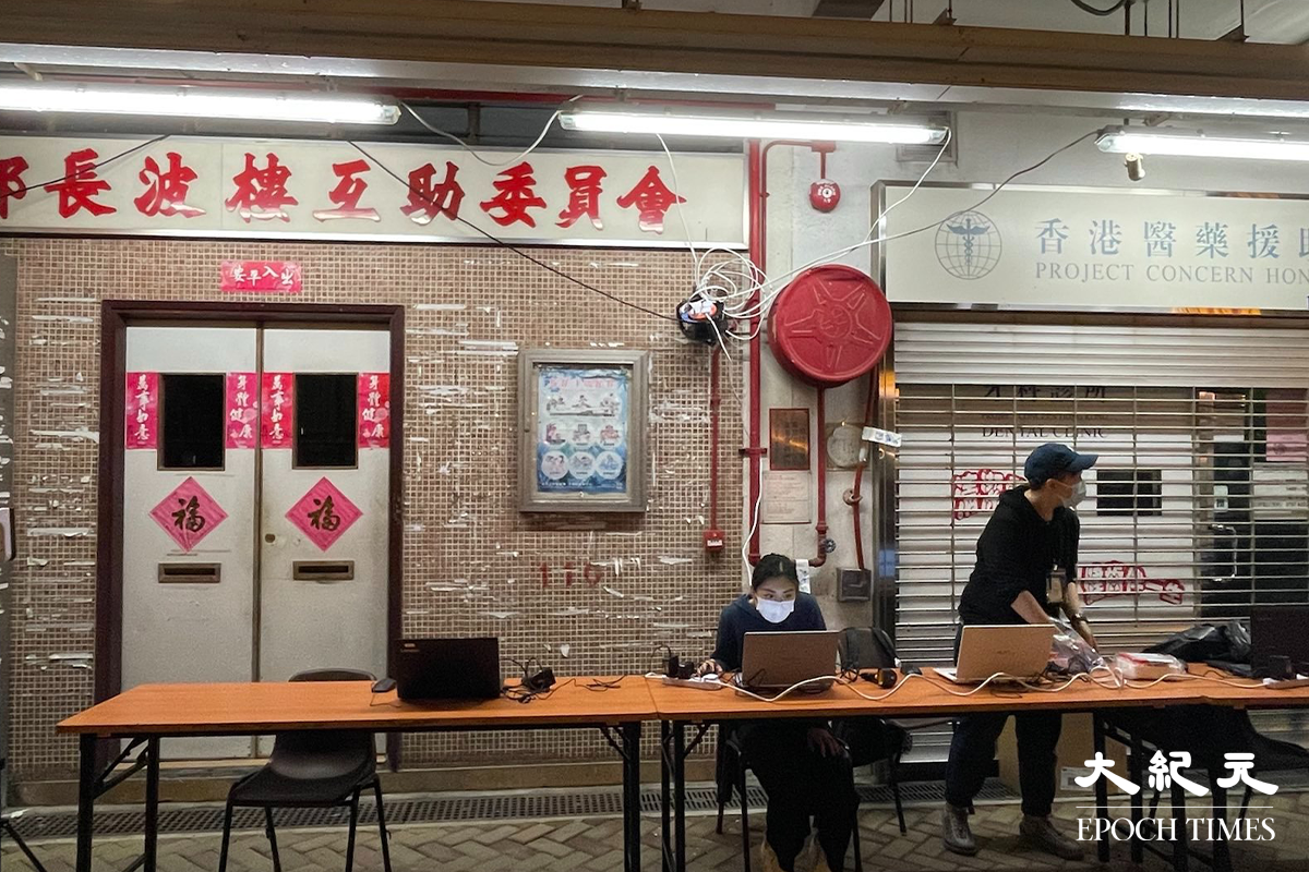 晚上7時55分，彩雲邨長波樓現場。（卓相如／大紀元）