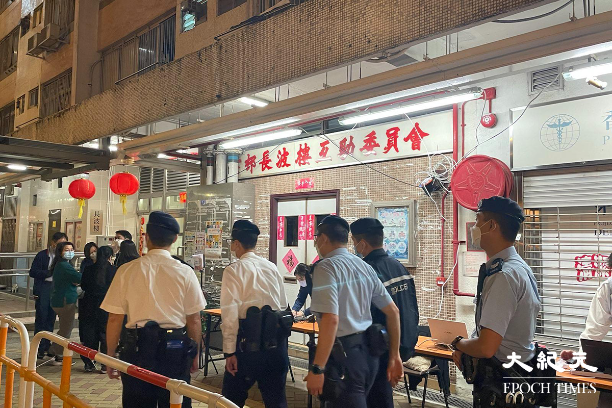 晚上7時55分，彩雲邨長波樓現場。（卓相如／大紀元）