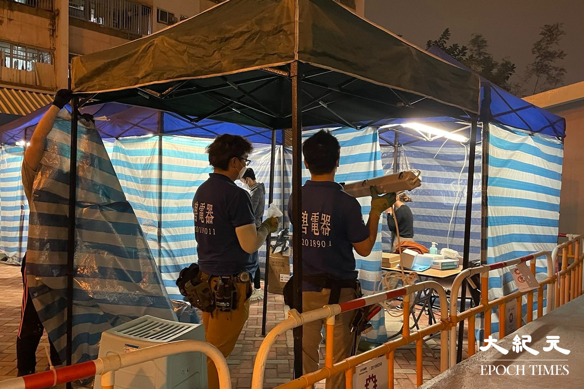 晚上7時55分，彩雲邨長波樓現場。（卓相如／大紀元）