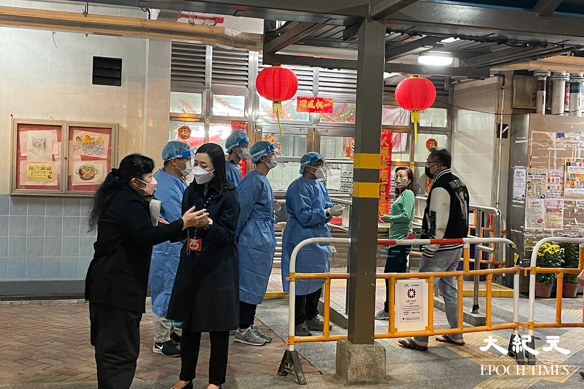 晚上7時55分，彩雲邨長波樓現場。（卓相如／大紀元）