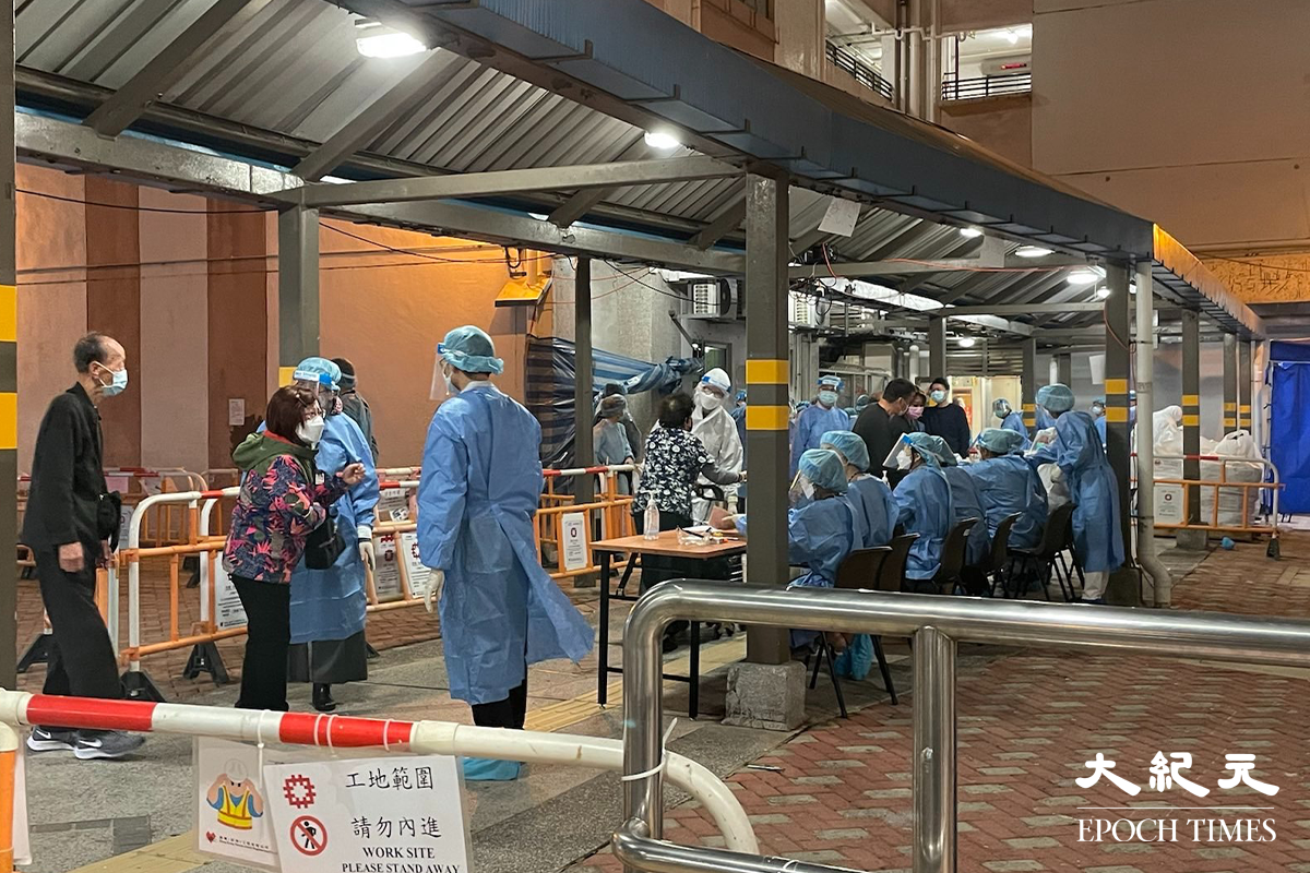晚上9時，彩雲邨長波樓的居民被安排到地下檢測站接受檢測。（卓相如／大紀元）