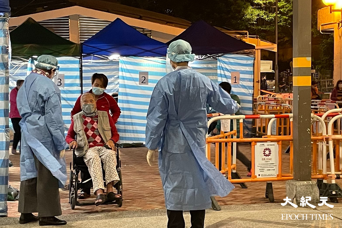 晚上9時，彩雲邨長波樓的居民被安排到地下檢測站接受檢測。（卓相如／大紀元）