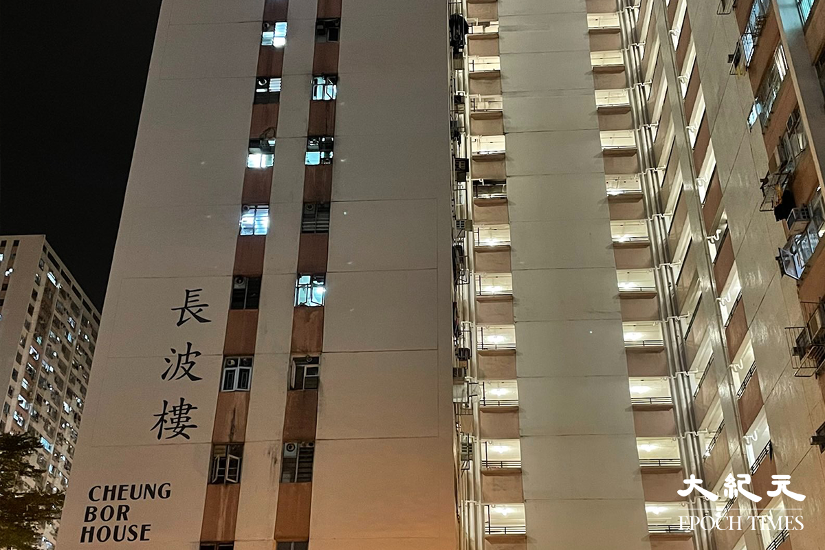 黃大仙彩雲（一）邨長波樓近日有居民及保安染疫，政府今晚（26日）晚宣布在該大廈封區強檢。（卓相如／大紀元）