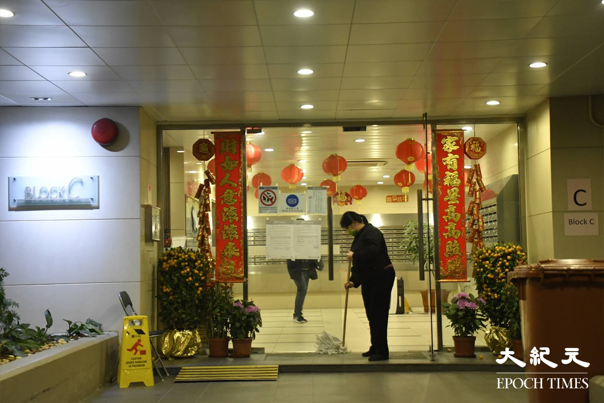 新葵芳花園C座近日有一名居民染疫，政府今日（27日）晚上宣布在該大廈封區強檢。（麥碧／大紀元）