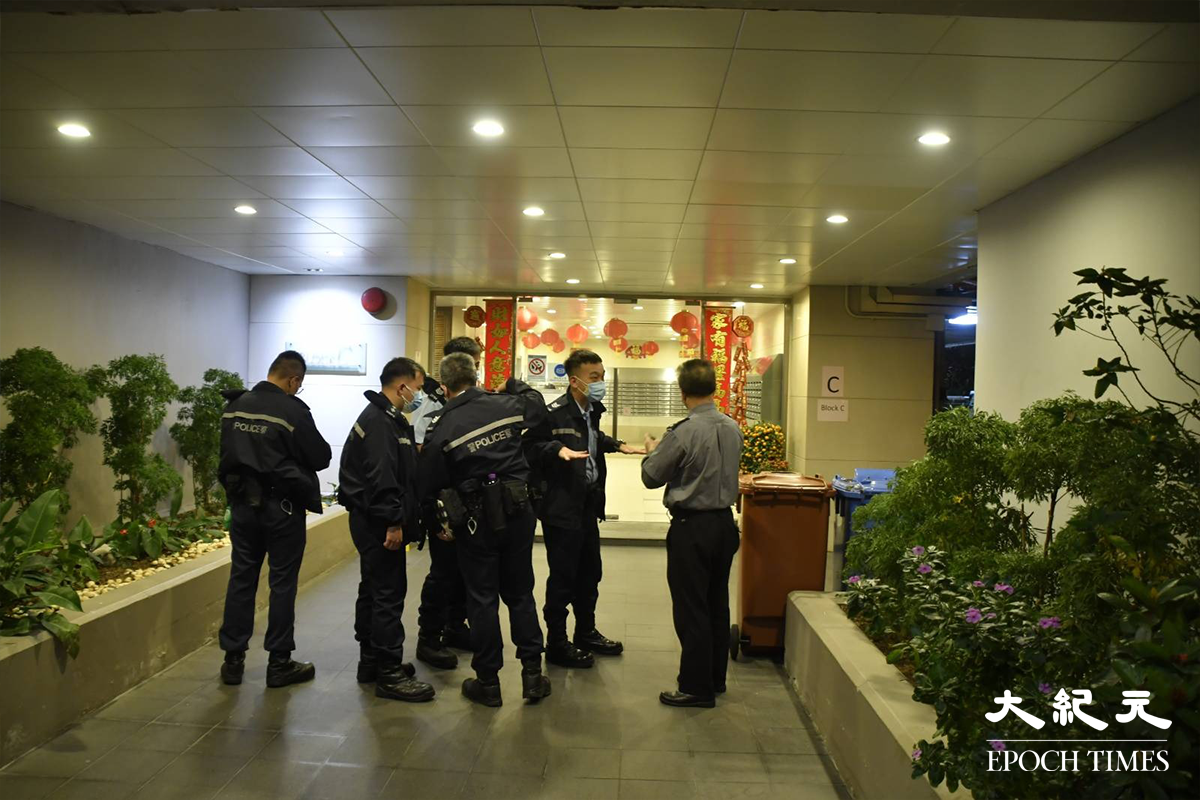 晚上8時，警方跟新葵芳花園C座保安員商討稍後圍封強檢位置。（麥碧／大紀元）