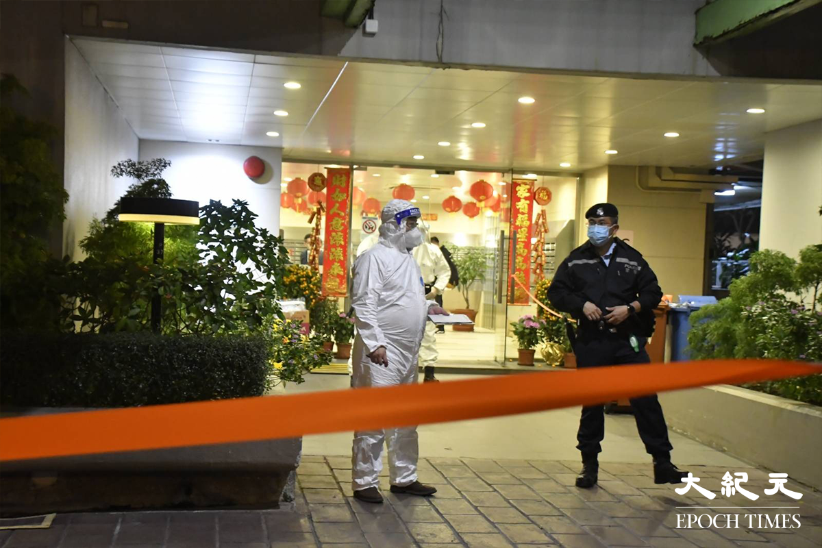 晚上8時32分，警方在新葵芳花園C座大廈外置封鎖線，代表正式將該區指列為受限區域。（麥碧／大紀元）