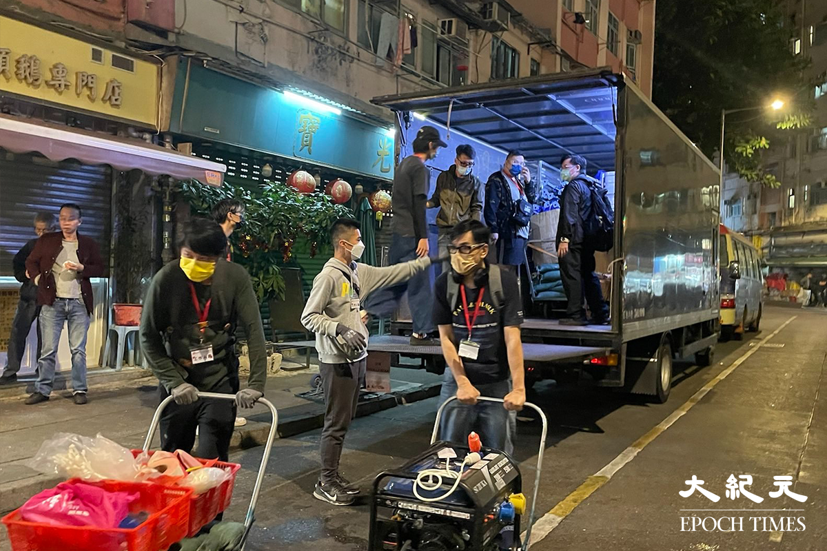 晚上8時35分，警方在觀塘崇仁街15至31號安順大廈外拉起封鎖線，將該區指列為受限區域。（卓相如／大紀元）